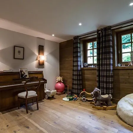 La Casa^naylor Con La Biblioteca * Joussaud