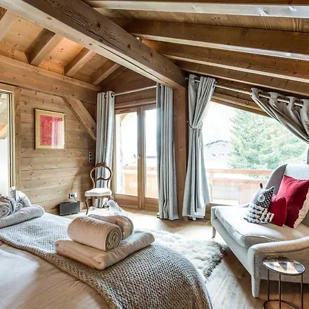 La Casa^naylor Con La Biblioteca Joussaud